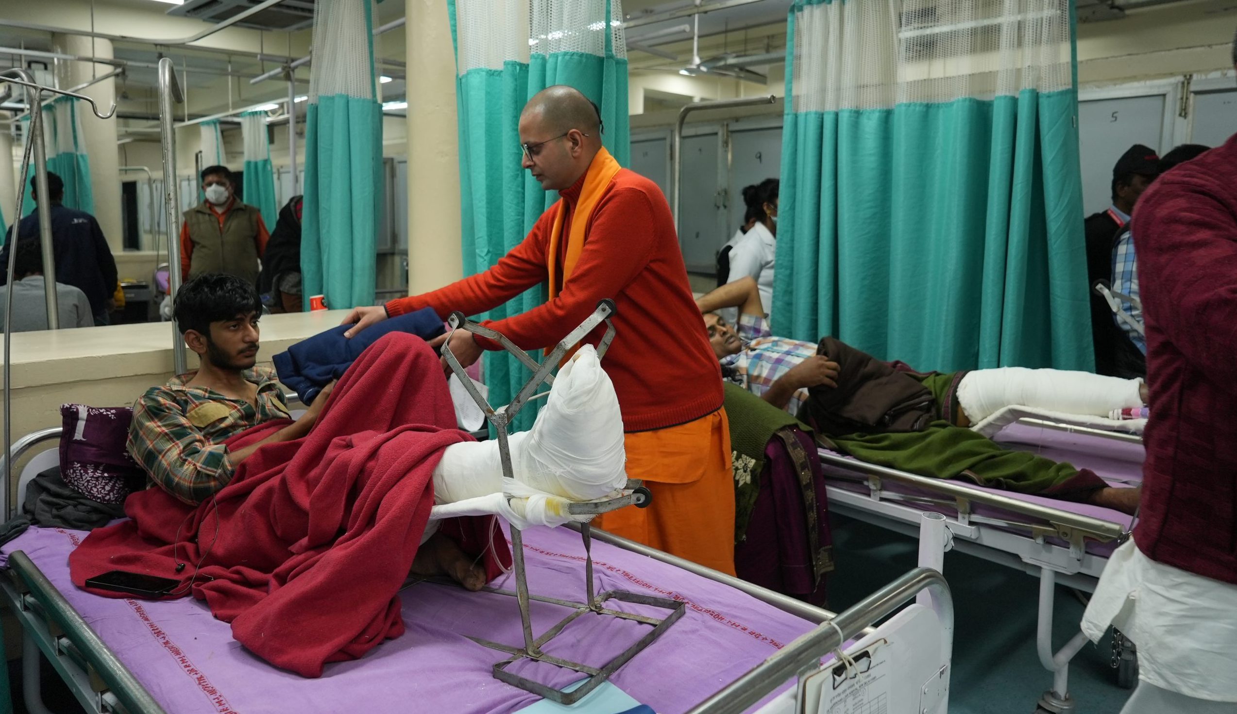 Cosmo Foundation Distributes 4K Blankets and Food to Patients and